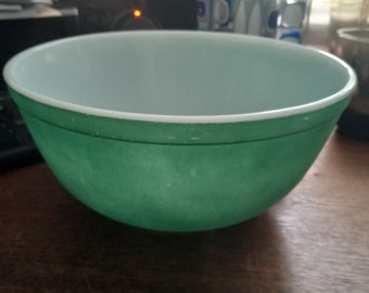 Vintage Pyrex #403 Med 2.5 Quart Green Mixing Nesting Bowl from the Primary colors