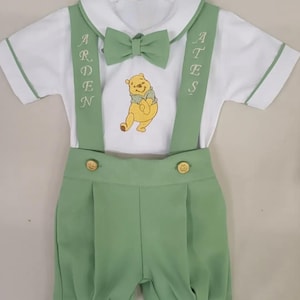 Conjunto de ropa para niño con bordado personalizado de Winnie the Pooh y el oso, diseño especial, atuendo de cumpleaños, zapatos y gorro, pantalones cortos, tirantes, pajarita, verde