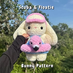 Puede incluir: Un juguete de peluche de conejo color crema que lleva una visera rosa y un traje de baño azul con un flotador de flamenco rosa alrededor de la cintura. El texto Scuba & Floatie Bunny Pattern aparece sobre y bajo el peluche con fondo borroso.