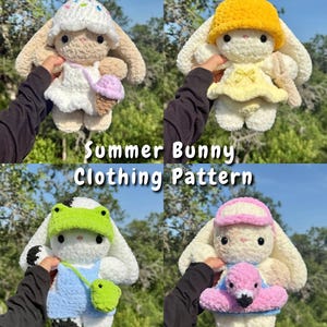 Puede incluir: Cuatro conejos de peluche tejidos a ganchillo con diferentes atuendos y accesorios. El texto Summer Bunny Clothing Pattern está centrado. Los conejos llevan artículos como un gorro de cereza, un sombrero de sol amarillo, un gorro de rana verde y una visera rosa.