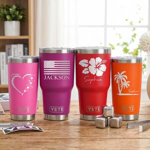 Può includere: Quattro bicchieri isolati in acciaio inossidabile in rosa, viola, rosso e arancione. Ogni bicchiere ha un coperchio argentato e un design unico: un cuore, una bandiera americana, un fiore di ibisco e palme. Sono presenti anche i nomi "Jackson" e "Sophia".
