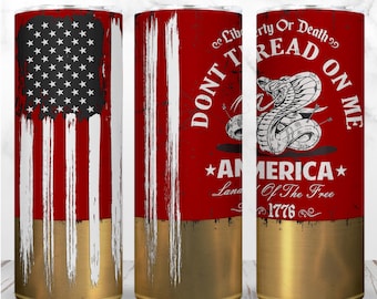 Puede incluir: Vaso cilíndrico con un diseño desgastado. Presenta una bandera estadounidense con rayas rojas y blancas, una base dorada y un campo de estrellas. El otro lado tiene el texto "Don't Tread on Me" con una serpiente.