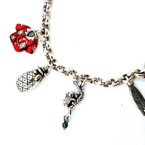 Pulsera de dijes Brighton chapada en plata con temática hawaiana (modelo descatalogado) - 7 dijes imagen 3