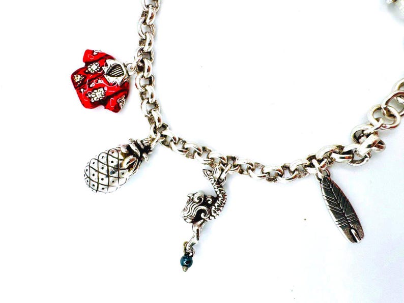 Pulsera de dijes Brighton chapada en plata con temática hawaiana (modelo descatalogado) - 7 dijes imagen 3