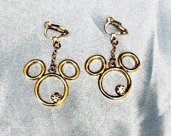 Pendientes de clip dorados con diamantes de imitación de Mickey Mouse de Disney X Daiso Japón