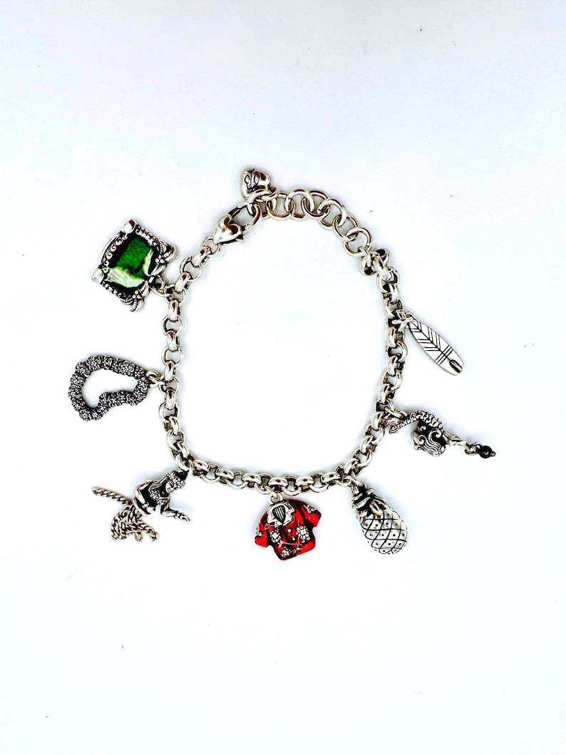 Pulsera de dijes Brighton chapada en plata con temática hawaiana (modelo descatalogado) - 7 dijes imagen 1
