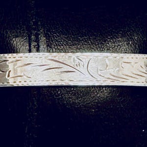 Vintage Sterling Silber Graviertes Abgerundetes Quadrat mit Oval Form Klapparmband