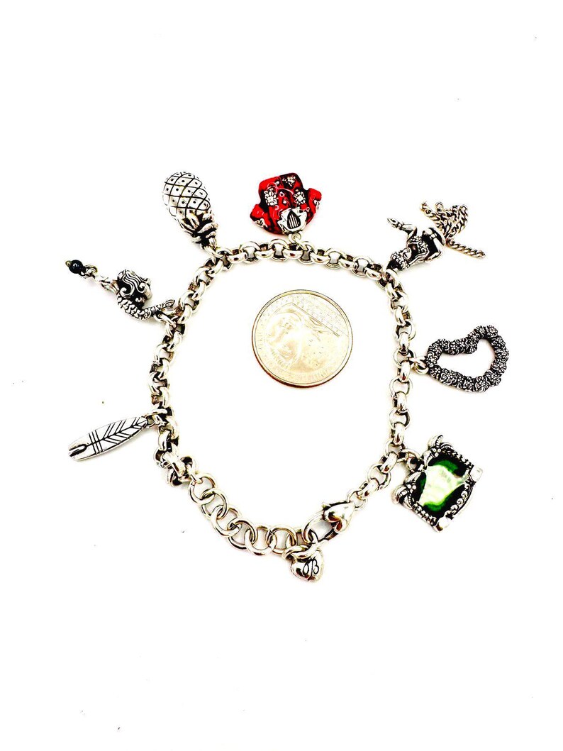 Pulsera de dijes Brighton chapada en plata con temática hawaiana (modelo descatalogado) - 7 dijes imagen 6