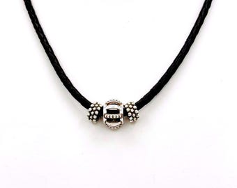 Collar con colgante de cuero negro trenzado chapado en plata de Brighton
