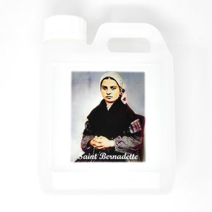 Peut inclure: Conteneur en plastique blanc avec une poignée et une étiquette représentant une image en noir et blanc de Sainte Bernadette. L'étiquette comprend également le texte "Saint Bernadette".