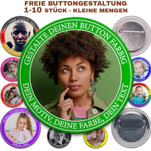 Könnte beinhalten: Ein grüner Kreis mit weißem Text, der "Gestalte deinen Button farbig" und "Dein Motiv, deine Farbe, dein Text" lautet. Der Kreis ist von kleineren Kreisen mit Bildern von Menschen und Text umgeben. Der Text auf den kleineren Kreisen lautet "Fussballfieber Made in Germany", "Stolz auf Schw", "Garten Grunig", "Hannali 2018", "Astrid & Frank", "Hurra, ich bin ein Schulkind!", "Emilia, 2026", "Prank Mustermann 2020", "Klasse", "Matteo 2026", "Poller Lachen und Leben", "Liam 24.12.2020", "Caution Magnetic".
