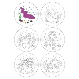 Puede incluir: Seis botones circulares con ilustraciones submarinas. Arriba a la izquierda, una anguila morada con burbujas y algas. Los otros cinco botones son dibujos de líneas en blanco y negro de un delfín, un cangrejo, un caballito de mar, una tortuga y un pez payaso.