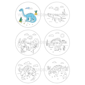 Könnte beinhalten: Sechs kreisförmige Aufkleber mit schwarz-weißen Strichzeichnungen verschiedener Dinosaurier in natürlichen Umgebungen, wobei sich oben links ein blauer Dinosaurier befindet. Jeder Kreis zeigt ein anderes prähistorisches Lebewesen.