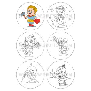 Puede incluir: Seis chapas circulares con ilustraciones de superhéroes de dibujos animados. Una chapa está coloreada y muestra un personaje con un martillo, mientras que las otras cinco son dibujos de líneas en blanco y negro de niños con capas.
