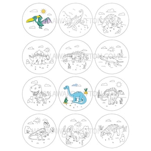 Könnte beinhalten: Neun Schwarzweißillustrationen von Dinosauriern auf weißem Hintergrund. Jeder Dinosaurier befindet sich in einem Kreis mit einem einfachen Hintergrund aus Wolken, Sonne und Gras. Zu den Dinosauriern gehören ein Pterodactylus, ein Plesiosaurus, ein Stegosaurus, ein Ankylosaurus, ein Brachiosaurus, ein Tyrannosaurus Rex, ein Velociraptor, ein Triceratops und ein Pachycephalosaurus.