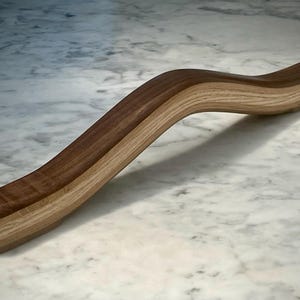 Pasamanos, asidero o barra de apoyo de madera de 400 mm (15 3/4&quot;), con fijación a pared mediante 4 tornillos. Ideal para escaleras, escalones y puertas.