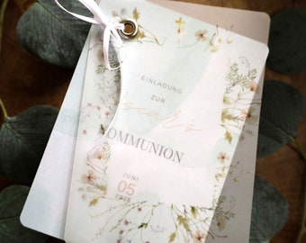 Puede incluir: Tarjeta de invitación blanca con un diseño floral y el texto "Einladung zur Kommunion Juni 05 2026".