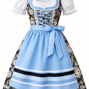 Op de afbeelding: Een traditionele Dirndl-jurk met een witte blouse met pofmouwen, een bloemenlijfje en een lichtblauwe schort. De jurk heeft een geregen lijfje en een bijpassende blauwe strik in de taille. De rok heeft een bloemenpatroon en kanten rand.