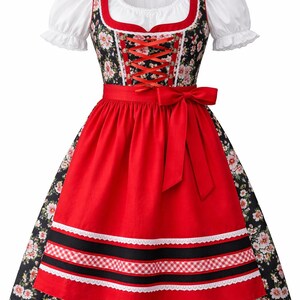 Op de afbeelding: Een traditionele Duitse dirndl-jurk. De lijfje is zwart met een bloemenpatroon en een rode vetersluiting. De rok is rood met decoratieve randen. De jurk heeft witte pofmouwen en een rode strik.