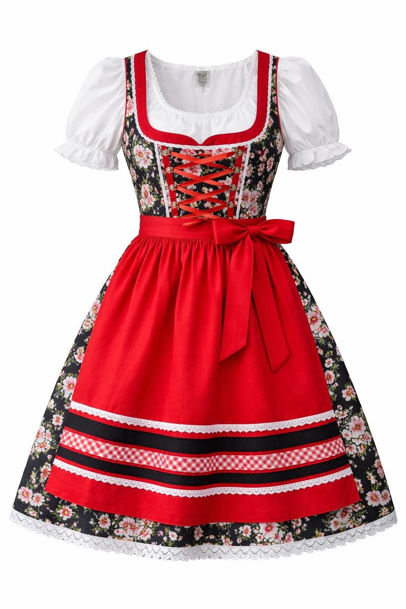 Op de afbeelding: Een traditionele Duitse dirndl-jurk. De lijfje is zwart met een bloemenpatroon en een rode vetersluiting. De rok is rood met decoratieve randen. De jurk heeft witte pofmouwen en een rode strik.