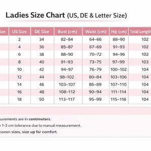 Op de afbeelding: Een maattabel voor dameskleding, met US, DE en lettermaten. Borst-, taille-, heup- en totale lengtematen zijn in centimeters. Maten vari&euml;ren van XS tot XXXL, met bijbehorende afmetingen.