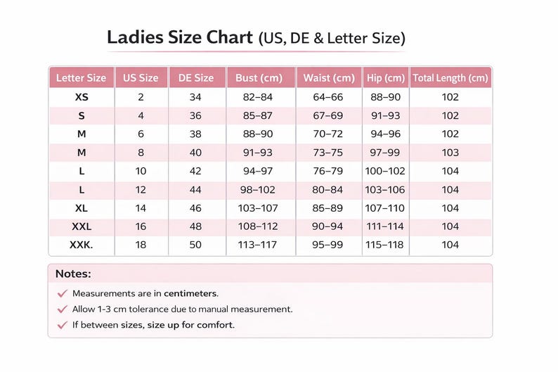 Op de afbeelding: Een maattabel voor dameskleding, met US, DE en lettermaten. Borst-, taille-, heup- en totale lengtematen zijn in centimeters. Maten vari&euml;ren van XS tot XXXL, met bijbehorende afmetingen.