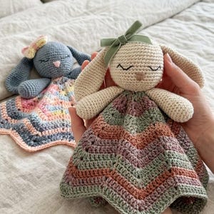 以下が含まれることがあります： 黒い持ち手と「But First, Coffee」の文字が黒い手書き風フォントで書かれた白いセラミックマグ。マグカップは白い表面に置かれています。