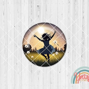 Könnte beinhalten: Silhouette einer Person, die in einem Feld mit Löwenzahnpflanzen springt, mit einem Sonnenuntergang im Hintergrund. Die Person trägt ein Kleid und hat die Arme in die Luft gestreckt. Das Bild ist kreisförmig.