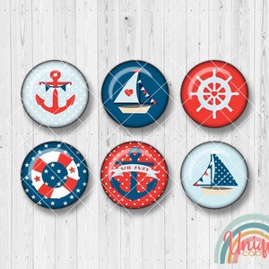 Könnte beinhalten: Sechs runde, blaue und rote Knöpfe im nautischen Stil mit verschiedenen Bildern, darunter ein Anker, ein Segelboot, ein Rettungsring, ein Steuerrad und die Worte "Sail Away".
