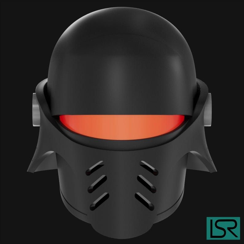 Puede incluir: Un casco negro con una parte superior redondeada y una visera que emite un brillo naranja brillante. El casco tiene una m&aacute;scara facial con tres ranuras anguladas a cada lado. El dise&ntilde;o es futurista y elegante, con un fondo oscuro.