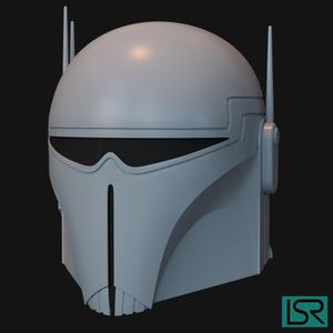 Pode incluir: Capacete Mandaloriano cinza claro com uma parte superior lisa e arredondada e uma viseira. O capacete apresenta duas estruturas verticais semelhantes a antenas e uma abertura de viseira em forma de T. O design inclui detalhes angulares e uma fenda vertical na frente.
