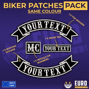 Op de afbeelding: Een set zwarte en witte biker-patches met de tekst "YOUR TEXT" op drie van de patches. De patches zijn voor een motorclub en bevatten een top rocker, bottom rocker, naamsticker en initialen of nummers. De patches zijn gemaakt in Europa.