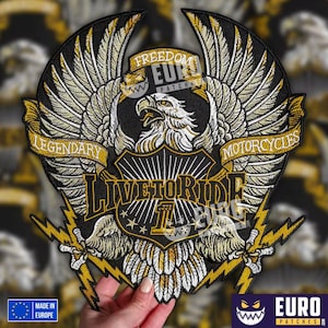 Può includere: Toppa ricamata con un'aquila con le ali spiegate, uno scudo e fulmini. La toppa è nera, oro e bianca, con le parole "LIVE TO RIDE" e "LEGENDARY MOTORCYCLES". Prodotto in Europa.