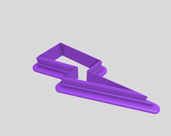 Puede incluir: Un cortador de galletas en forma de rayo púrpura. El cortador tiene una sección superior rectangular y una sección inferior puntiaguda y en ángulo. El diseño es una forma sólida tridimensional, ideal para hornear.