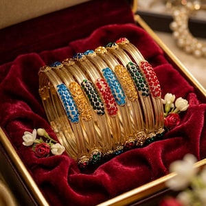 Handgemaakte armbandenset met kristallen, goudkleurige draadarmbanden, Indiase bruiloftsarmbanden (set van 8)