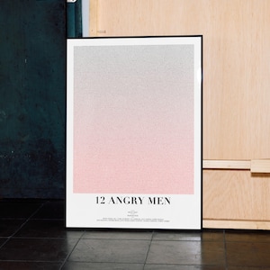 Könnte beinhalten: Ein gerahmtes Poster mit einem Farbverlauf, der von Grau oben nach Rosa unten übergeht. Der Text "12 ANGRY MEN" ist unten in fetter Schrift dargestellt, mit zusätzlichem Text darunter. Der Rahmen ist schwarz.