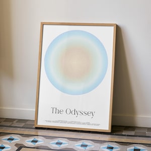 Könnte beinhalten: Ein gerahmtes vertikales Poster mit einem großen zentralen Kreis, der einen weichen Farbverlauf von hellblau an den Rändern zu einem warmen Beige in der Mitte aufweist. Der Text "The Odyssey" ist darunter in Schwarz gedruckt.
