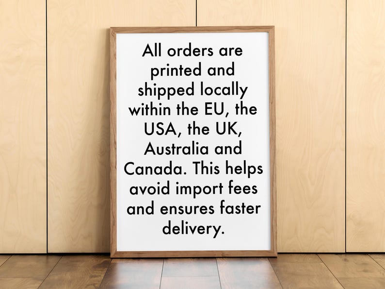 Pu&ograve; includere: Una stampa incorniciata con testo nero su sfondo bianco. Il testo indica che gli ordini vengono stampati e spediti localmente all'interno dell'UE, degli Stati Uniti, del Regno Unito, dell'Australia e del Canada, per evitare tasse di importazione e garantire una consegna pi&ugrave; rapida.
