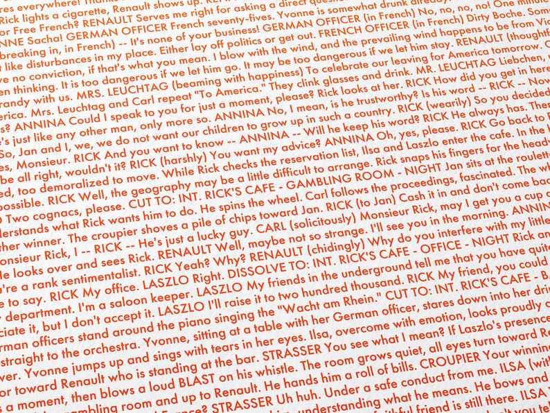 Pu&ograve; includere: Un foglio bianco con testo rosso in diagonale, con dialoghi di un film. Il testo include frasi come "Rick's Cafe" e "Ilsa."