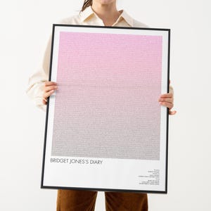Könnte beinhalten: Gerahmter Druck von "Bridget Jones's Diary" mit einem Farbverlauf von Rosa zu Grau. Der Titel ist unten in Schwarz gedruckt, darunter zusätzlicher Text. Der Rahmen ist schwarz.