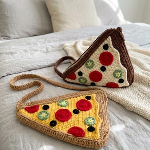 Może przedstawiać: Biały ceramiczny kubek z czarnym uchwytem i napisem "But First, Coffee" w stylu odręcznym. Kubek stoi na białej powierzchni. Kubek ma 10 cm wysokości.