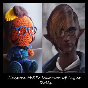 Może przedstawiać: Ręcznie robiona, szydełkowa lalka przedstawiająca Wojownika Światła z Final Fantasy XIV. Lalka ma na sobie niebiesko-czarną odzież, brązowe włosy z żółtymi pasemkami i niebieskie okulary.
