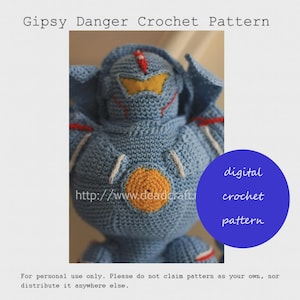 Puede incluir: Muñeca robot Gipsy Danger de ganchillo en tonos azules, con detalles en amarillo y rojo. La imagen incluye el texto "Gipsy Danger Crochet Pattern" y "digital crochet pattern". La muñeca tiene un centro naranja redondo.