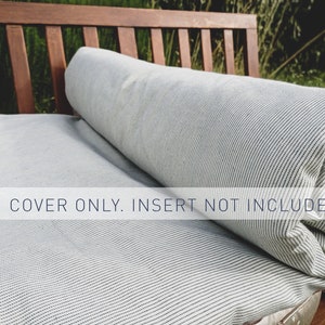 Peut inclure: Une housse de coussin de banc en tissu rayé blanc et noir. La housse est enroulée et le texte "COVER ONLY. INSERT NOT INCLUDED" est visible.