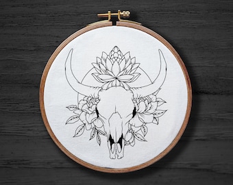 Patrón de bordado a mano de calavera de toro con flores, patrón de bordado a mano de esqueleto animal, patrón DIGITAL de bordado gótico de Halloween PDF