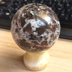 6cm Glowing Yooperlite Sphere: 6cm Natural Luminescent Mineral Crystal Ball - Unique UV Reactive Decoration