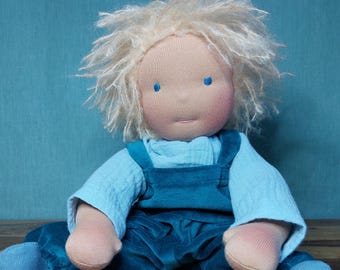 Handgenähte Stoffpuppe Junge, 40 cm, Unikat, nach Art der Waldorfpuppe aus Naturmaterialien gefertigt, versandbereit