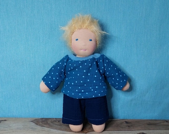 Handgenähte Stoffpuppe Junge, 25 cm, Unikat, nach Art der Waldorfpuppe aus Naturmaterialien gefertigt, versandbereit