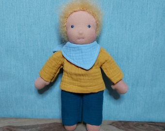 Handgenähte Stoffpuppe Junge, 25 cm, Unikat, nach Art der Waldorfpuppe aus Naturmaterialien gefertigt