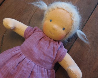 Handgenähte Stoffpuppe 25 cm, Unikat, nach Art der Waldorfpuppe aus Naturmaterialien gefertigt, versandbereit